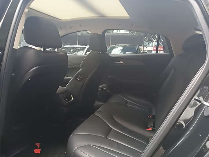 Фото 9 - Hongqi H5