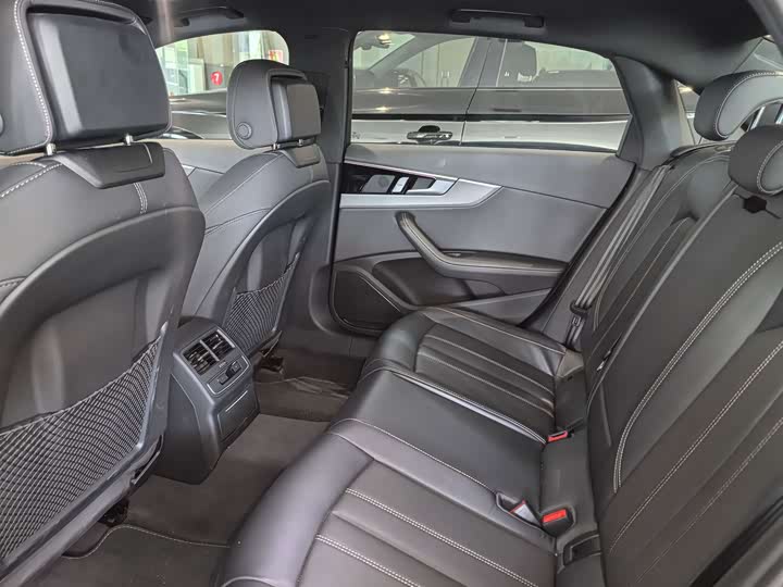 Фото 9 - Audi A4L