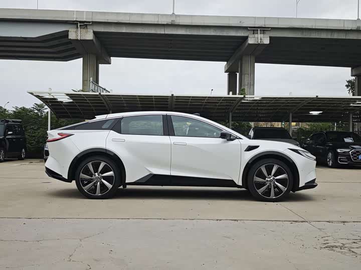 Фото 8 - Toyota bZ5