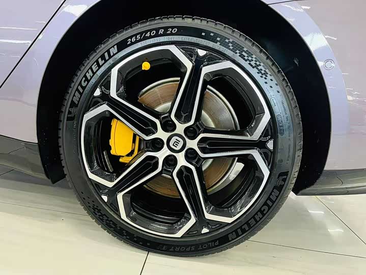 Фото 13 - Xiaomi SU7