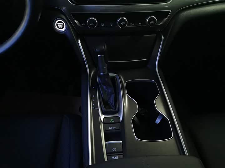 Фото 14 - Honda Accord