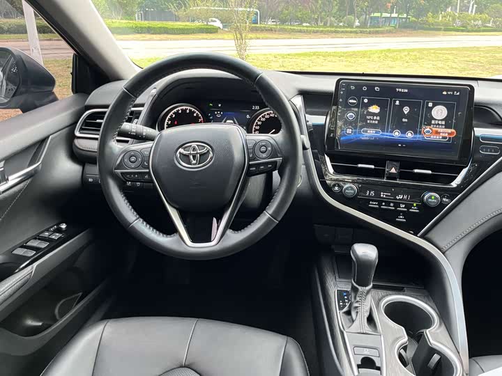 Фото 10 - Toyota Camry