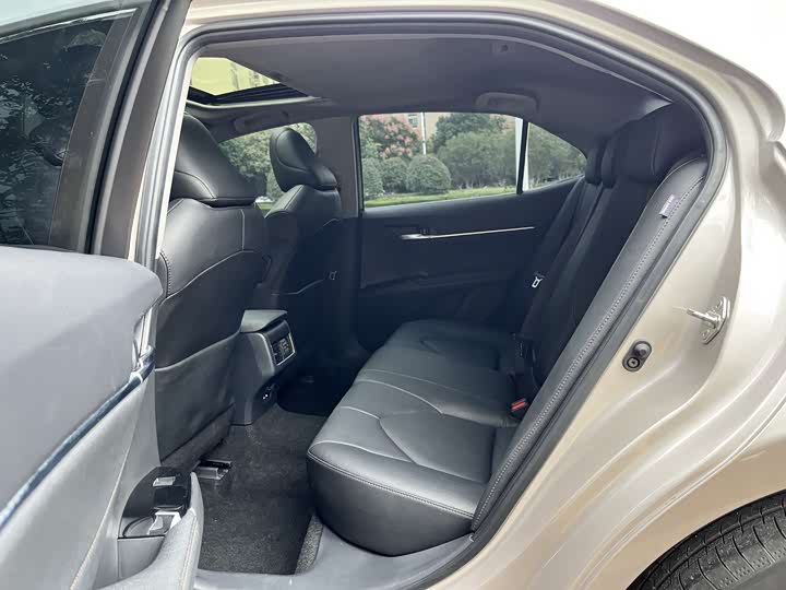 Фото 11 - Toyota Camry