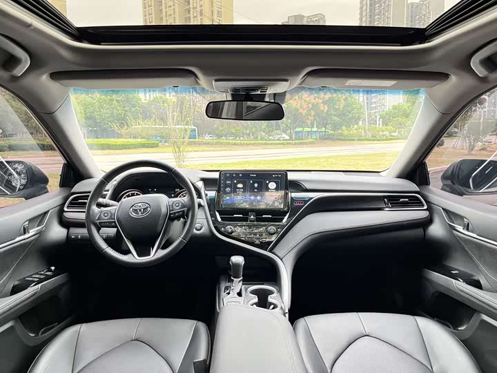 Фото 12 - Toyota Camry