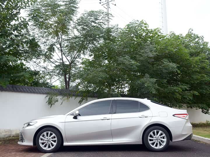 Фото 15 - Toyota Camry