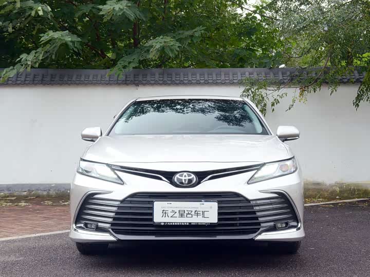 Фото 2 - Toyota Camry