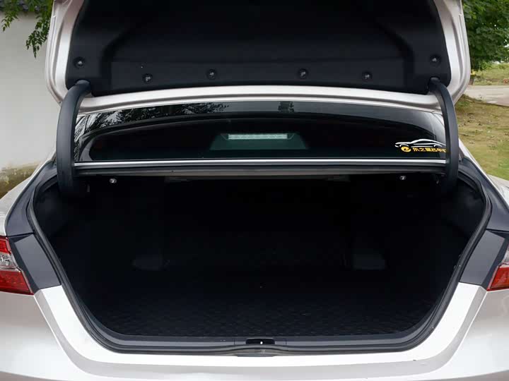 Фото 4 - Toyota Camry