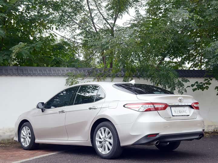 Фото 8 - Toyota Camry