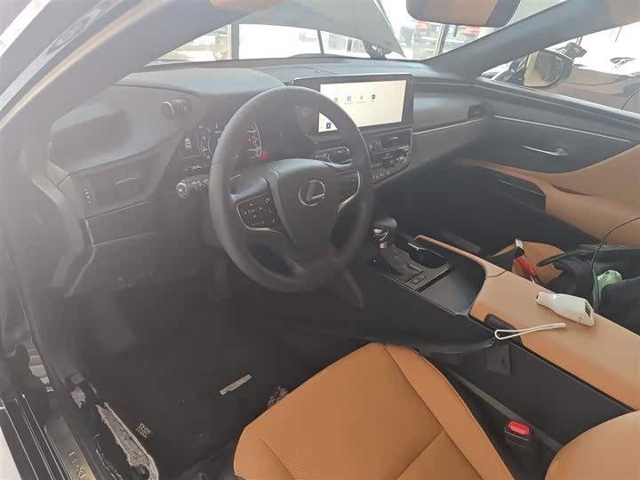 Фото 10 - Lexus ES