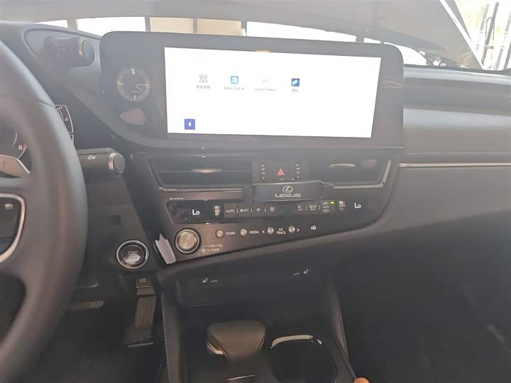 Фото 13 - Lexus ES