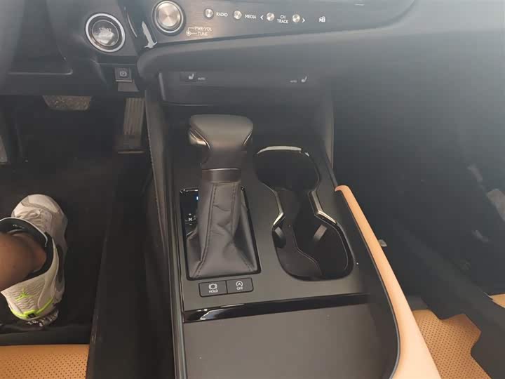 Фото 14 - Lexus ES