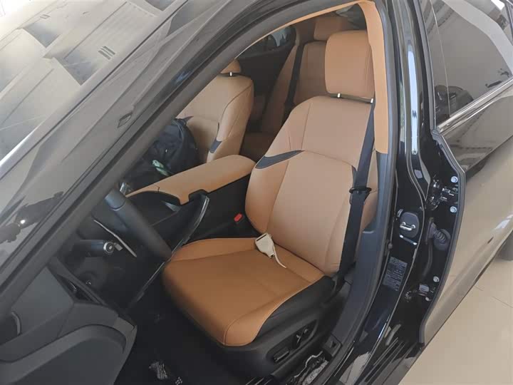 Фото 15 - Lexus ES