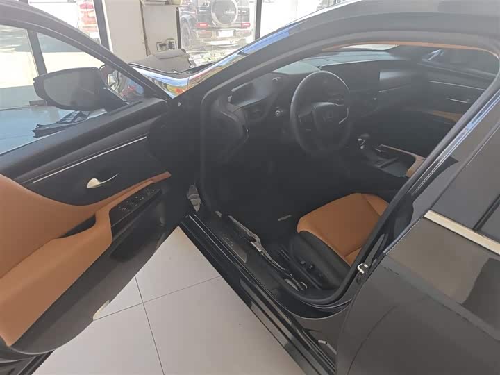 Фото 16 - Lexus ES