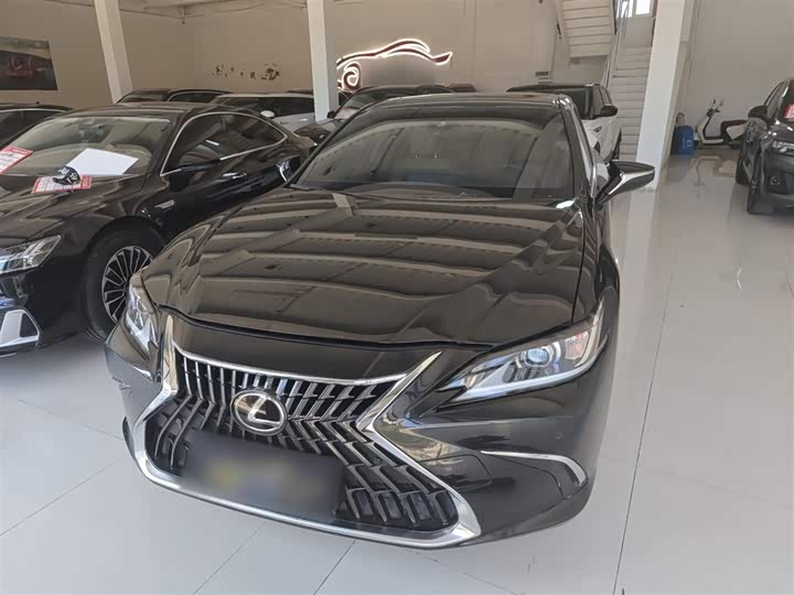 Фото 3 - Lexus ES