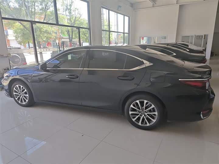 Фото 5 - Lexus ES