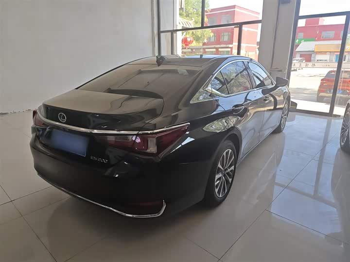 Фото 7 - Lexus ES