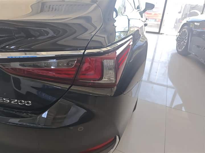 Фото 8 - Lexus ES