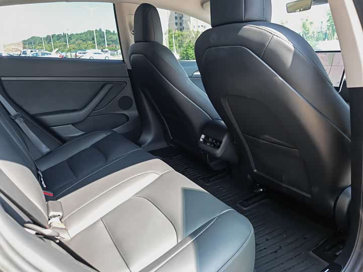 Фото 10 - Tesla Model 3