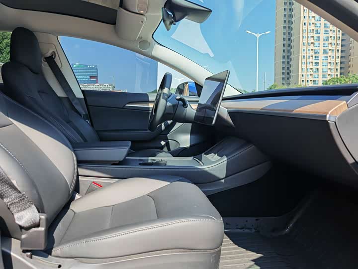 Фото 11 - Tesla Model 3