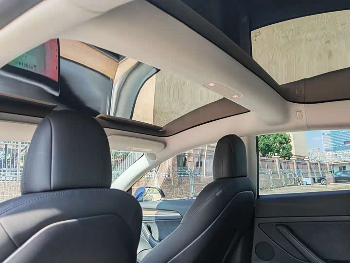 Фото 15 - Tesla Model 3