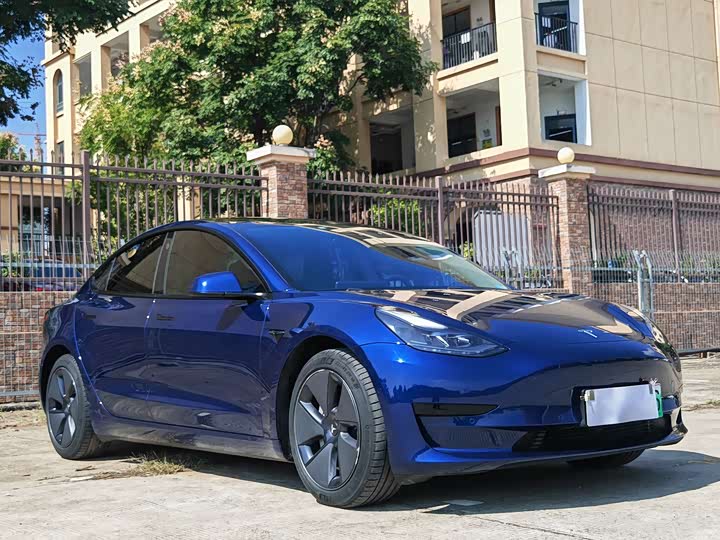 Фото 3 - Tesla Model 3