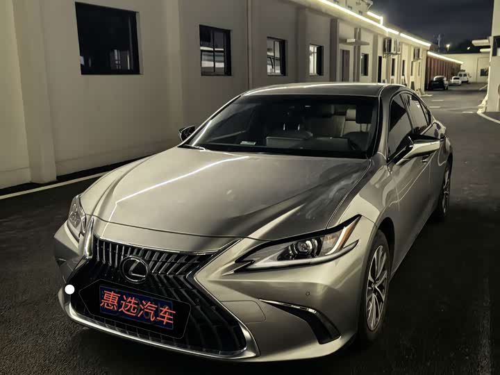 Фото 1 - Lexus ES