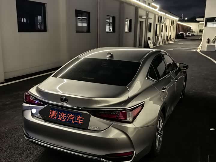 Фото 10 - Lexus ES