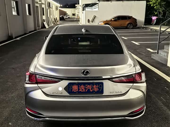 Фото 9 - Lexus ES