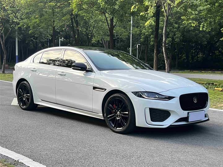 Фото 2 - Jaguar XE L