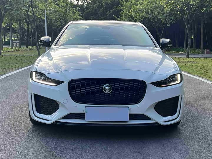 Фото 3 - Jaguar XE L