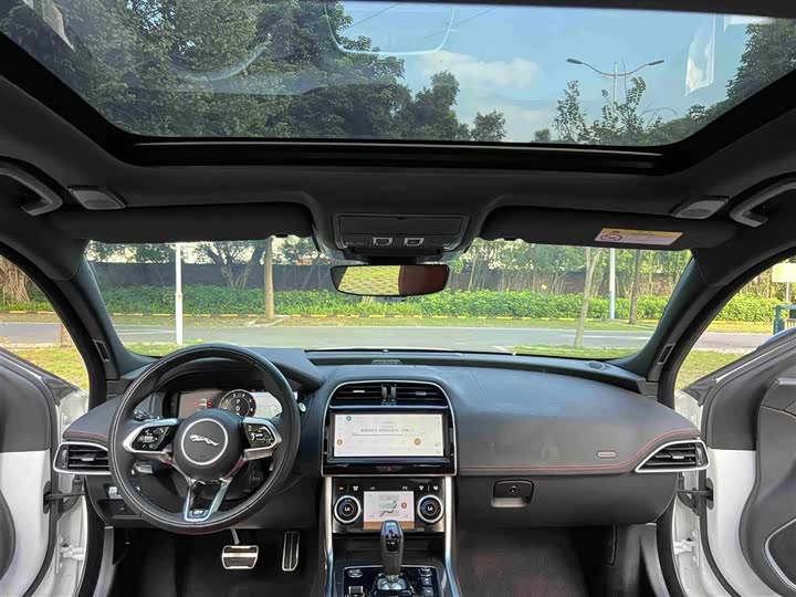 Фото 4 - Jaguar XE L