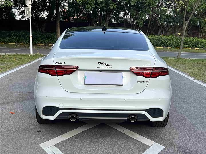 Фото 8 - Jaguar XE L