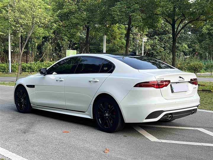 Фото 9 - Jaguar XE L