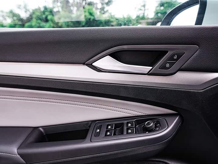 Фото 14 - Volkswagen Golf