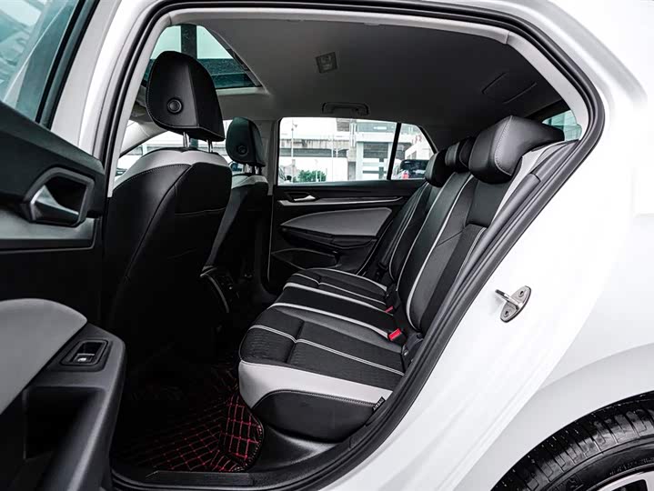 Фото 17 - Volkswagen Golf