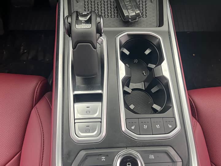 Фото 11 - Tank 400 Hybrid