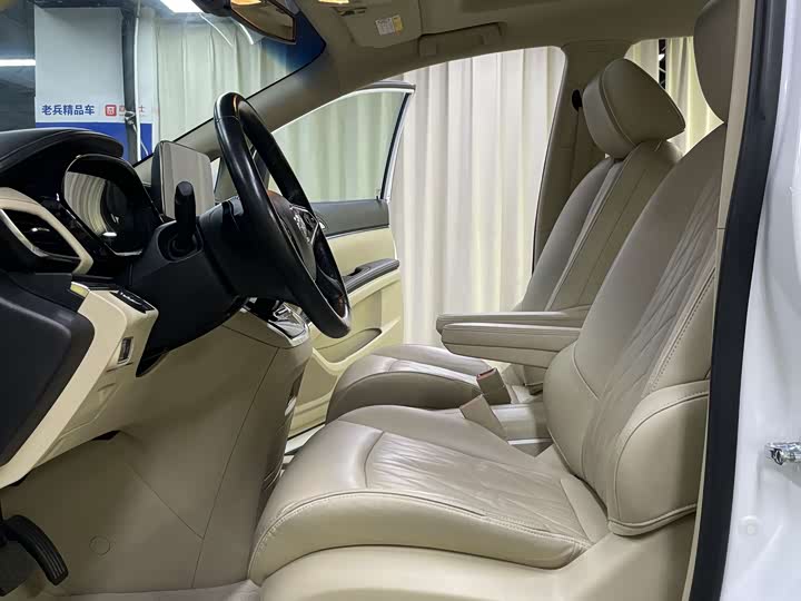 Фото 16 - Buick GL8 ES