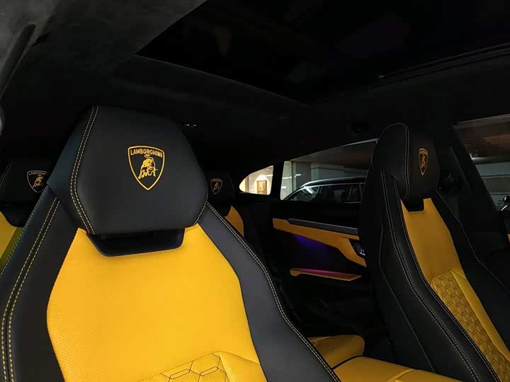 Фото 13 - Lamborghini Urus