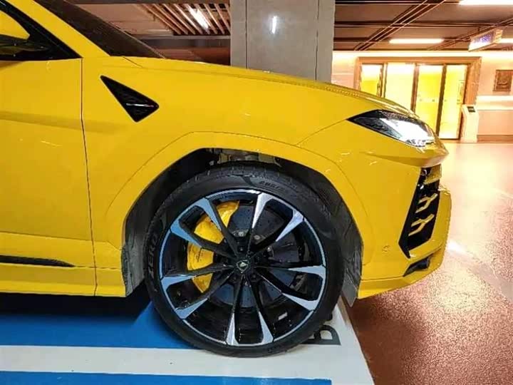 Фото 8 - Lamborghini Urus