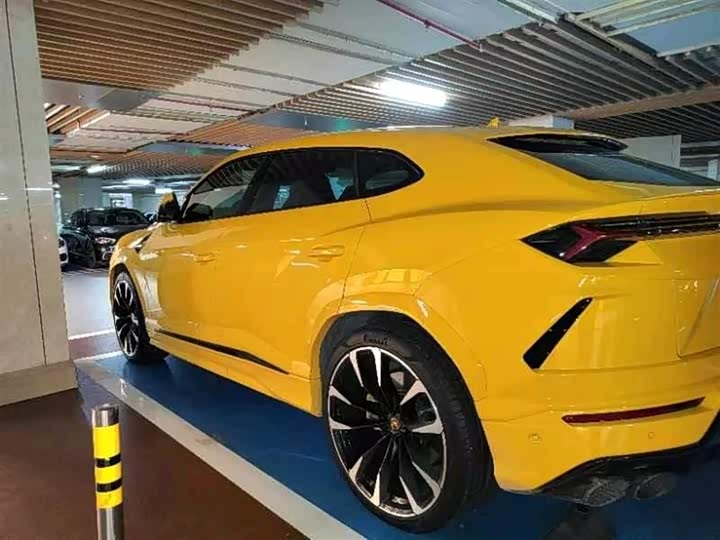 Фото 9 - Lamborghini Urus