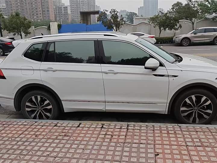 Фото 7 - Volkswagen Tiguan L Pro
