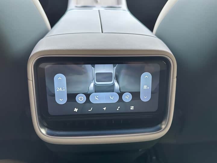 Фото 32 - Xiaomi YU7