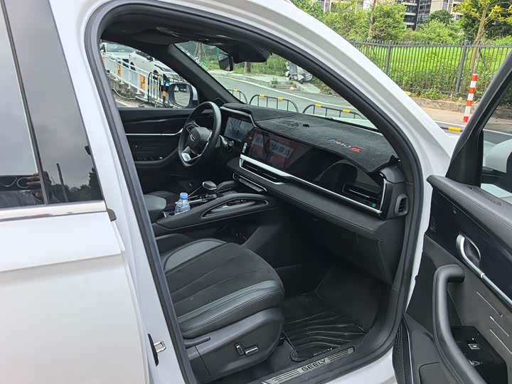 Фото 12 - Geely Monjaro