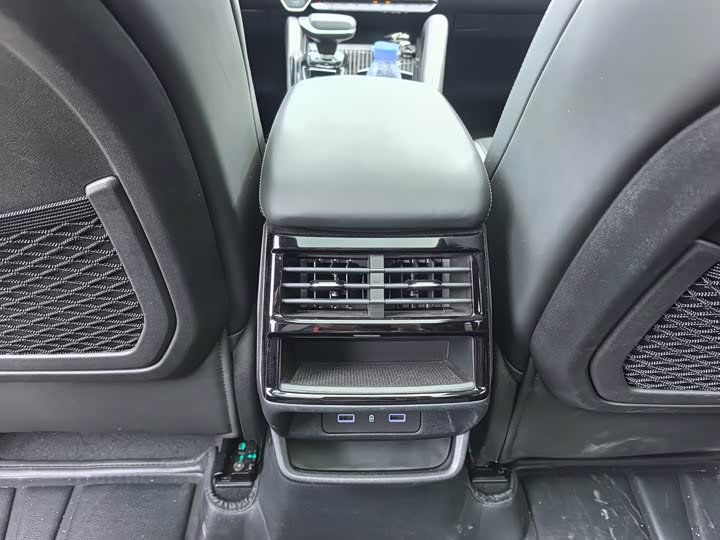 Фото 13 - Geely Monjaro