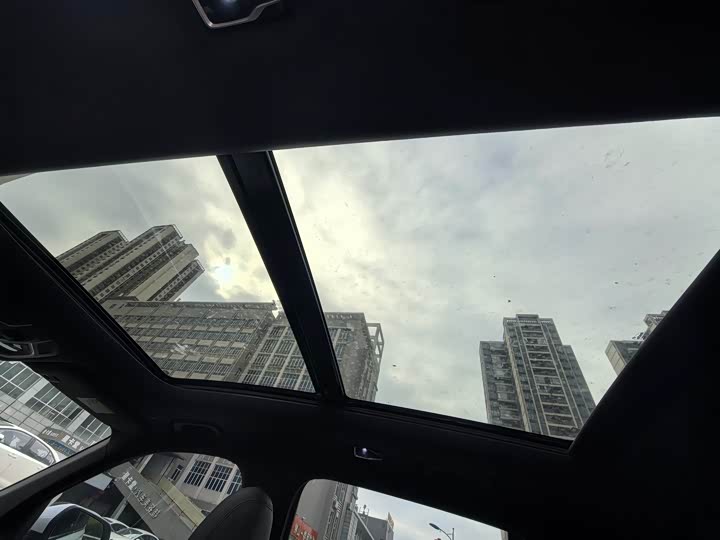 Фото 14 - Geely Monjaro