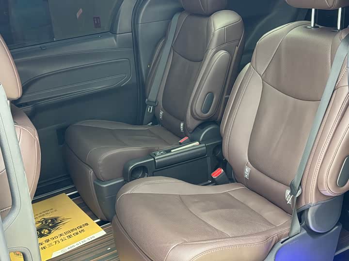 Фото 12 - Toyota Sienna