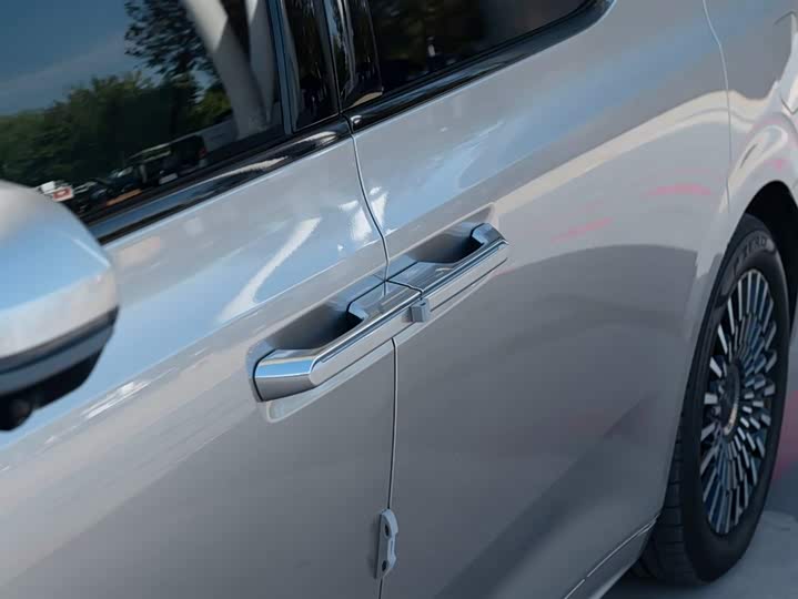 Фото 12 - Zeekr 009