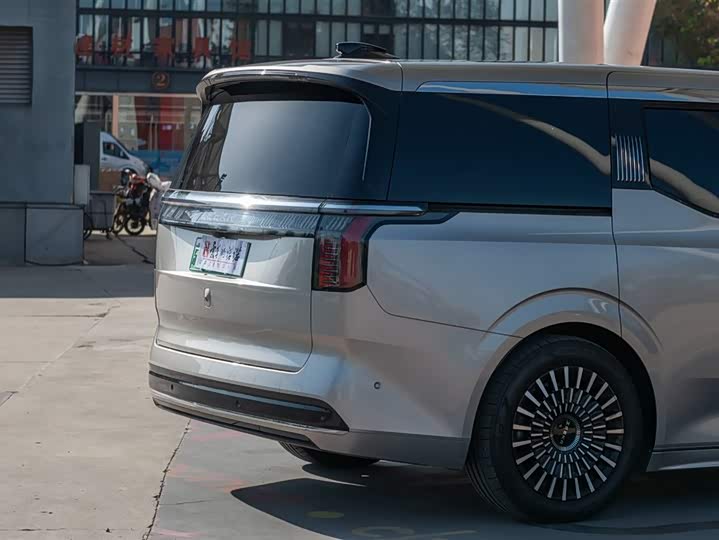 Фото 17 - Zeekr 009