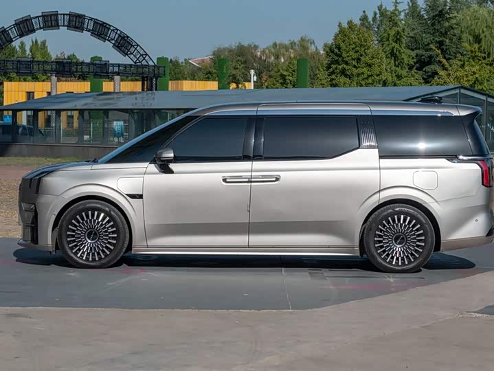 Фото 2 - Zeekr 009