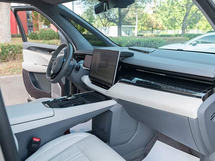 Фото 22 - Zeekr 009